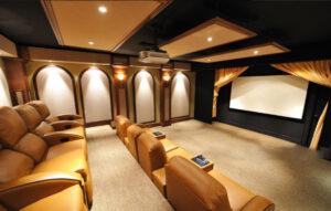Choose the Perfect Projector and Screen for Your Dubai Home Cinema